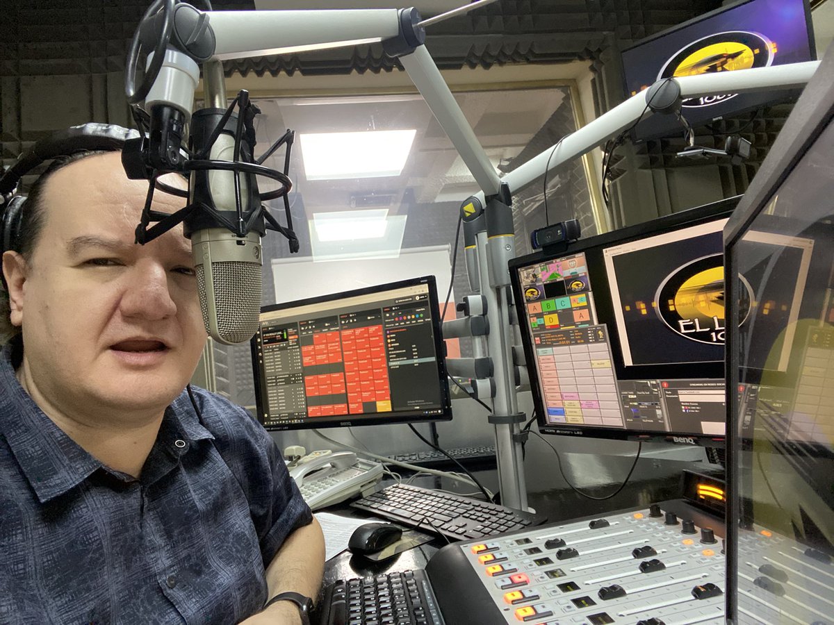 CHARLIECONTIGO's tweet photo. Estoy en vivo en #ELLOBO1061 #CHARLIECONTIGO saludando a la banda que anda de lleno por aca mientras regresan las demas redes sociales https://t.co/TxyFAqJVtS