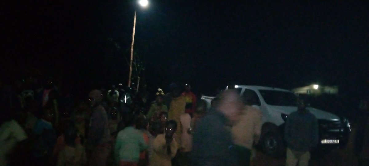 CommuneBukeye's tweet photo. Désormais, la populat° des centres d négoce de la @CommuneBukeye pourra exercer les activités génératrices de revenus pendant la nuit.
Cela a été dévoilé par l'Admicom le soir de ce lundi dans les cérémonies de remise des lampadaires à la populat° des Collines #Gaharo &amp; #Kivogero https://t.co/zWQAFyQEzl