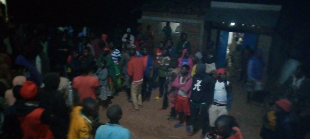CommuneBukeye's tweet photo. Désormais, la populat° des centres d négoce de la @CommuneBukeye pourra exercer les activités génératrices de revenus pendant la nuit.
Cela a été dévoilé par l'Admicom le soir de ce lundi dans les cérémonies de remise des lampadaires à la populat° des Collines #Gaharo &amp; #Kivogero https://t.co/zWQAFyQEzl