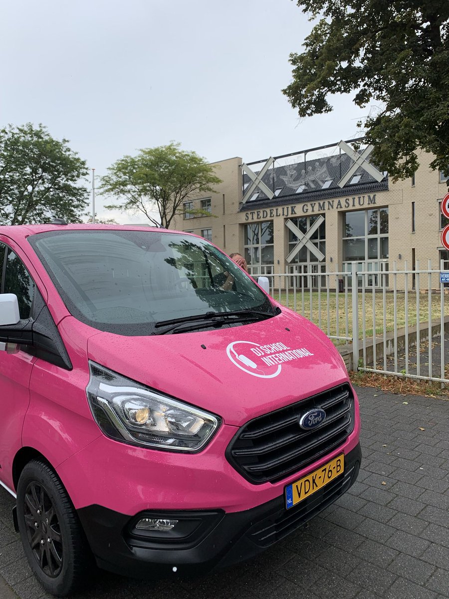 Leerlingen van stedelijk gymnasium Breda maken kennis met digitale muziek draaien en maken. #educatie #breda #digitalemuziek #magenta #djlifestyle #Producers