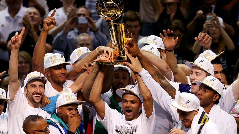 💬 <a href="/tonyparker/">Tony Parker</a> : "Le respect s'impose en montrant le bon exemple... Surtout quand tu as 19 ans et que tu parles à des joueurs de 30/35 ans" #confidences
Cc <a href="/TEAMONEGROUPE/">Team One Groupe</a> <a href="/PSpanghero/">Philippe Spanghero</a> <a href="/FranckPapazian/">PAPAZIAN</a>