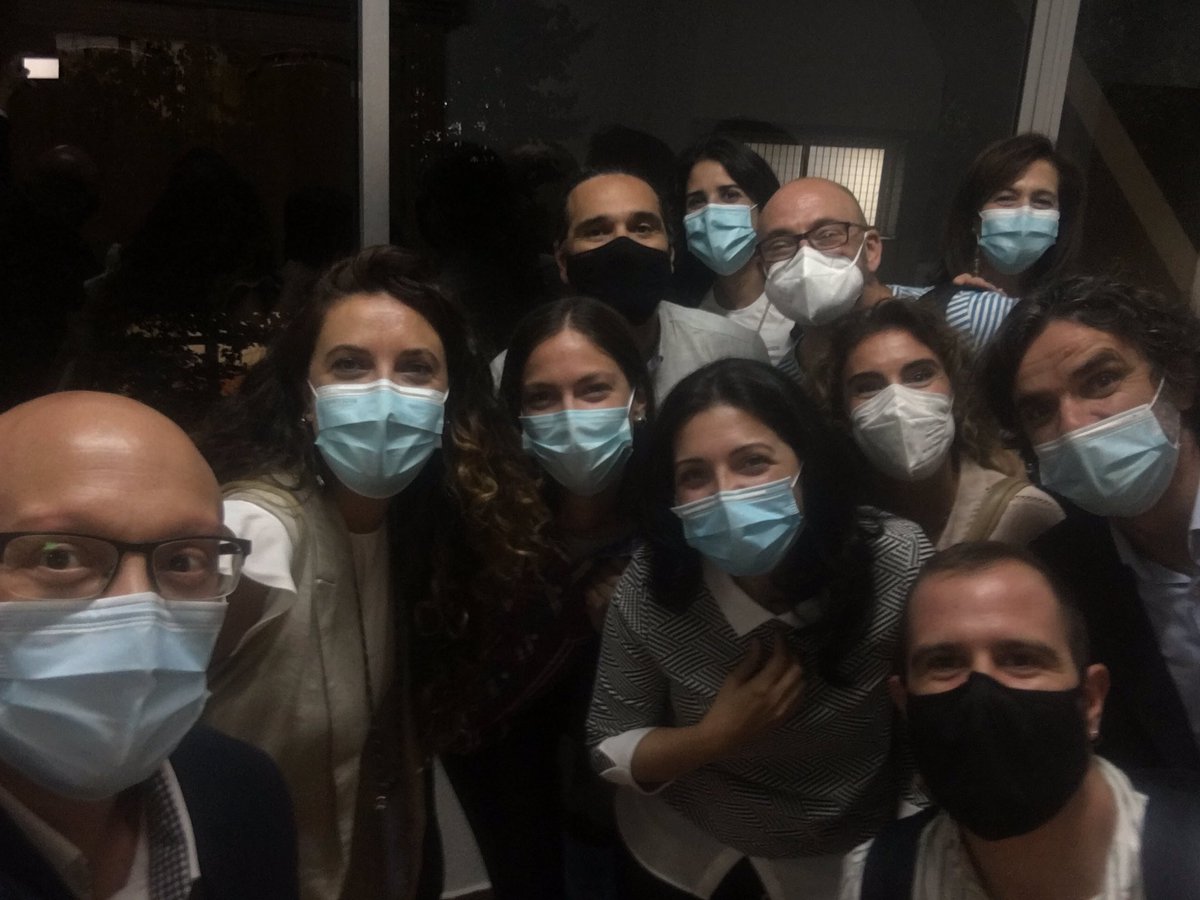fliebc's tweet photo. Aprendiendo en el acto de defensa de PTU en @CanalUGR con @lusiettados sobre #comunicacionintegradademarketing #CIM con grandes profesionales y mejores amigos!! https://t.co/o0V5cizXEz