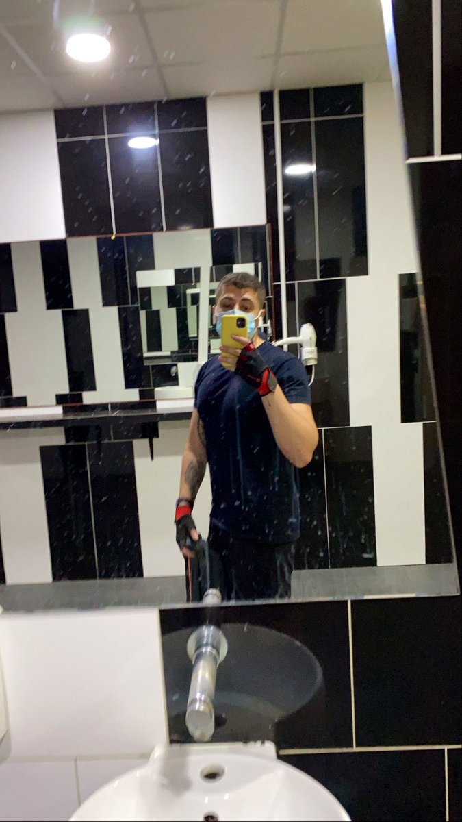 RestaurantePac0's tweet photo. Tendrían que limpiar el polvo del espejo de mi gimnasio https://t.co/WYnquuzfjY