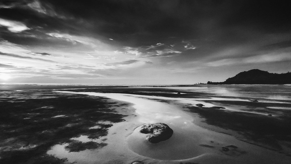 arifgraphy's tweet photo. Lonely beach

#photography #photographer #PhotoOfTheDay #Bangladesh #Beach #landscapephotography #NaturePhotography #nature #monocrome https://t.co/g7wypq9xss