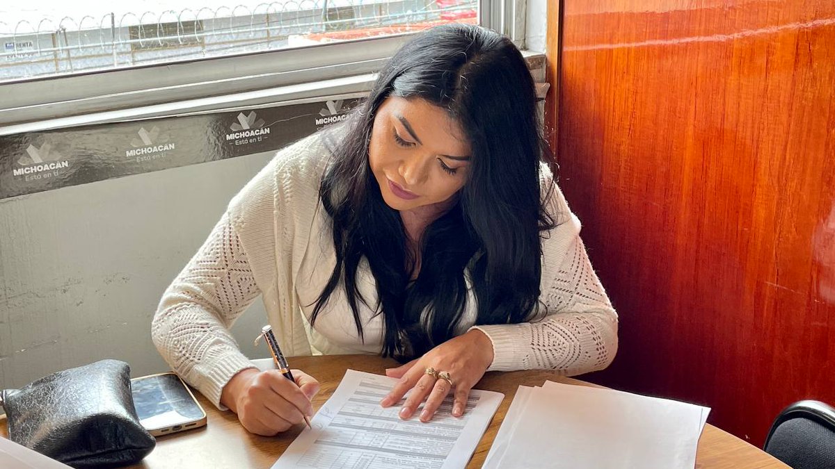 SeMigranteMich's tweet photo. Atendiendo la instrucción del gobernador @ARBedolla de trabajar con una vocación humanista para concretar la justicia social y desarrollo de Michoacán, asumimos la titularidad de esta dependencia y refrendamos el compromiso de trabajar con honestidad y respeto
#HonestidadyTrabajo https://t.co/bV3BsmifiE