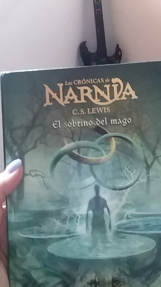 villaona's tweet photo. Tranquilos aún nos queda un buen libro y burda de SMS https://t.co/mwpL9xrRbB