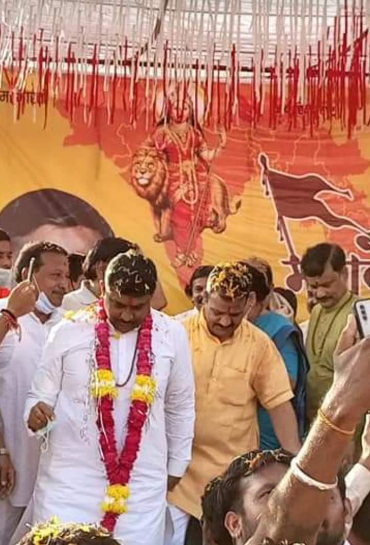 Pratham52073080's tweet photo. पूर्ण विजय संकल्प हमारा, अनथक अविरत साधना,
निसिदिन प्रतिपल चलती आयी राष्ट्र धर्म आराधना। 
आज महादेवगढ़ मंदिर पर भारतीय जनता पार्टी मध्यप्रदेश के यशस्वी प्रभारी मा.श्री मुरलीधर राव जी का स्वागत किया। 
#निमाड़_का_लाल_अशोक_जी_पालीवाल 
#खंडवा #लोकसभा 
@PMuralidharRao @vdsharmabjp https://t.co/mL9dF4GQ4X
