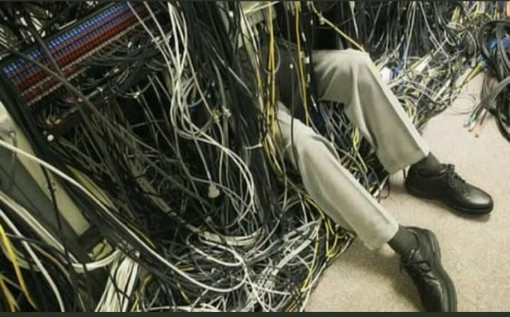 afrazbhat1's tweet photo. Mark Zuckerberg fixing Facebook Instagram WhatsApp servers.

#SocialMediaDown 
#DeleteFacebook 
#WhatsAppDown 
#Gmail
#Telegram
#serverdown 
#instagramdown
#MarkZuckerberg https://t.co/2TkaLfV32l