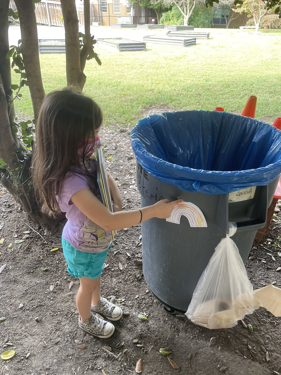 Pinchbecklib's tweet photo. We had a real rainbow to kick-off Unicorn Week in the library!! K is reading “How the Crayons Saved The Unicorn”. Students taped crayon colored rainbows onto a trash can and their classroom door to save them from being dull. 💕 @PinchbeckESRays @hcpslib #librariesaremagical https://t.co/HhjgwBMIB6