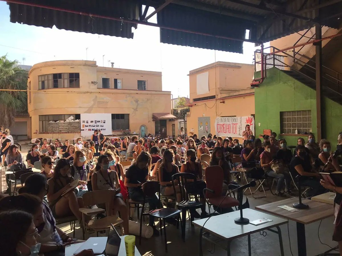 200 feministes de més de 30 col•lectius hem estat aquest cap de setmana a la Trobada de formació i debat de Feministes anticapitalistes dels Països Catalans per traçar plegades estratègies col·lectives en la lluita feminista.

#FemisAnticapisPPCC
#TrobadafemisanticapisPPCC