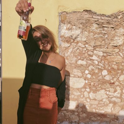 laura_labonte's tweet photo. Cheers la gang pendant que vous zêtes tous ici hihi #NewProfilePic https://t.co/HZ0z9qYLs2