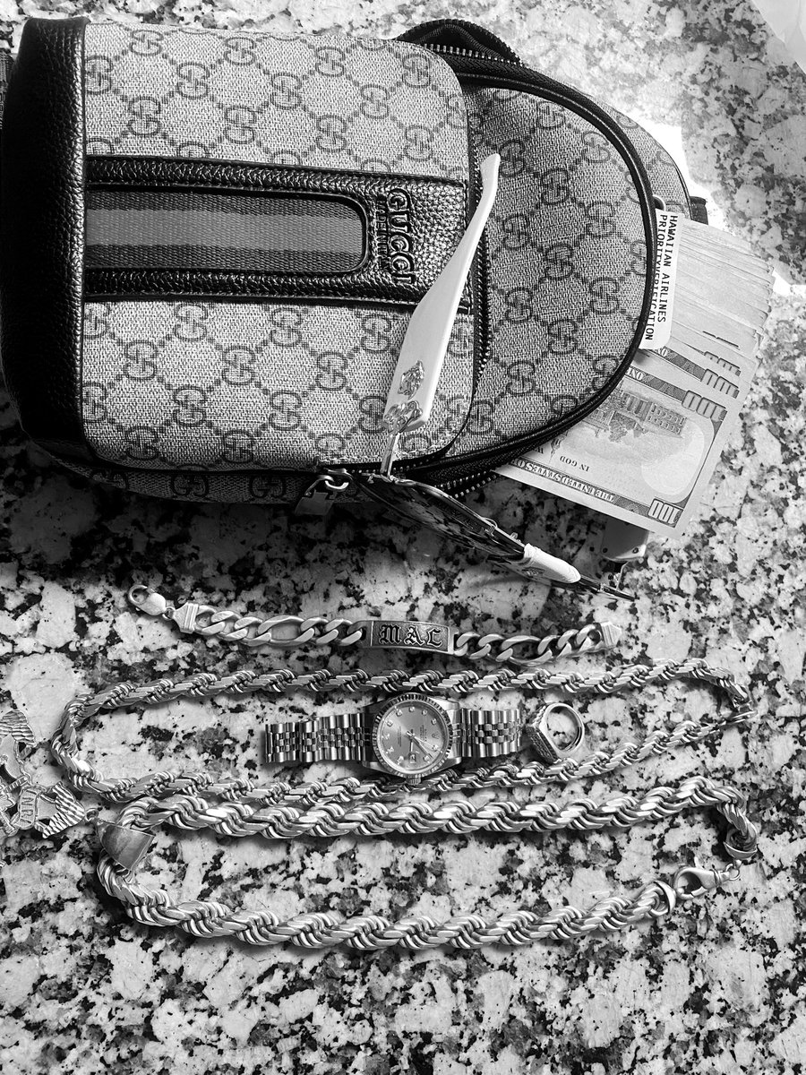 GodGivenGame's tweet photo. Versace Frames, Gucci bag filled wit hunnids.
Take here out for sushi, then get in her stomach. #MafiaHawaii https://t.co/6HNfEz64ol
