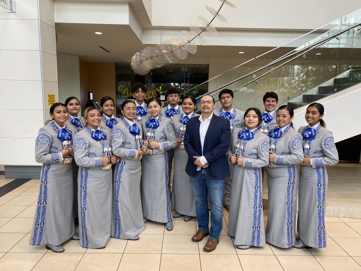 We had the please of meeting the Mexican Consulate this weekend at our performance! I am pleased to say he loved our Mariachi Los Leones! Gracias por la foto! <a href="/fdelatg/">Francisco de la Torre 🥑</a> #cónsulgeneral #raices #communidadlatina @CastleberryFA <a href="/CastleberryISD/">Castleberry ISD</a> <a href="/CastleberryHigh/">Castleberry High School</a> @