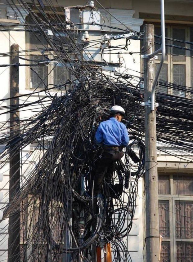 aleboser's tweet photo. Le Mark Zuckerberg trying to fix WhatsApp, Facebook and Instagram servers after knowing that they’ll are down: https://t.co/RABeB3jct2