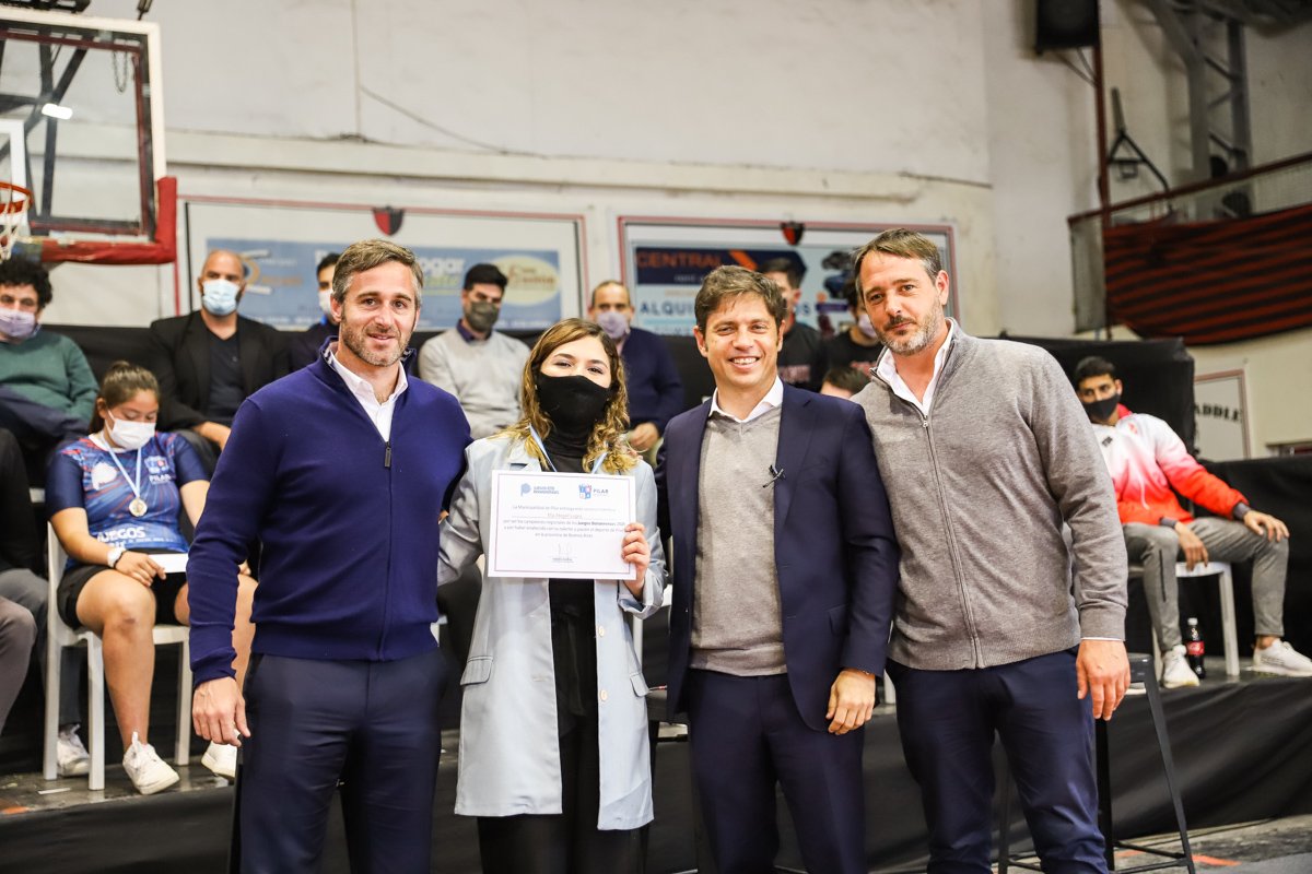 FedericoAchaval's tweet photo. Estamos volviendo a vivir la vida que tanto queremos y disfrutamos, y el deporte ocupa un lugar fundamental en ella. 

Junto al gobernador @Kicillofok, directivos y jugadores de distintos clubes participamos del lanzamiento de la Copa "Municipalidad de Pilar" de Basquet. https://t.co/BdmLsBsxuz
