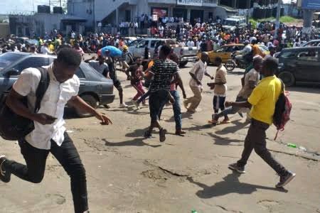 Papaye_Asa's tweet photo. WhatsApp Facebook Instagram down and Twitter messing up.

How the Social Media world will be when Twitter is finally down https://t.co/BWBbILlga3