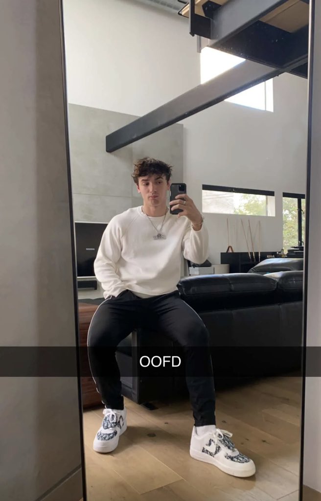 jackharlowsdog's tweet photo. HE LOOKS SO GOOD https://t.co/NfW5njSO6f