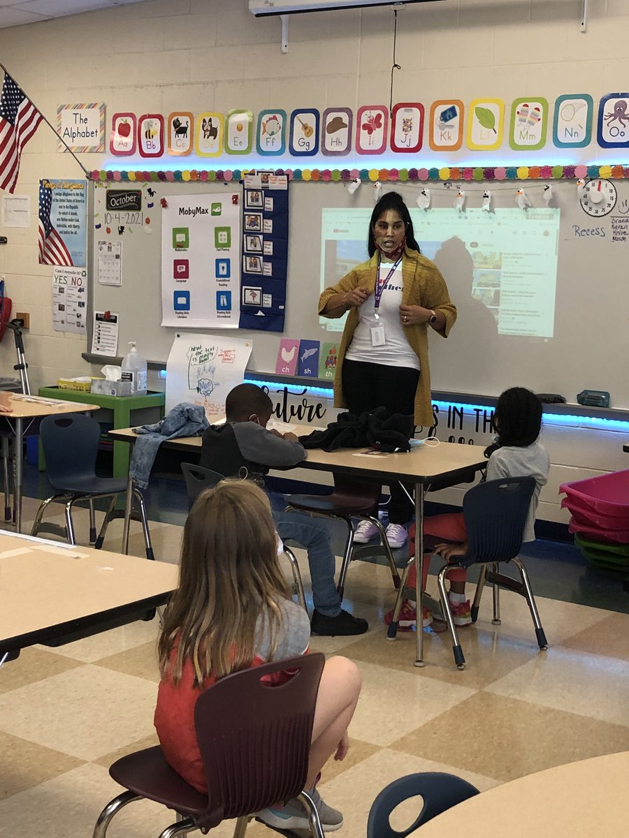 Learning about Hispanic heritage. Thank you <a href="/miguelinaFerra/">Mrs. Miguelina Duarte</a> the kids had so much fun learning about the Dominican Republic.  #cvbettertogether <a href="/Creekvw_Tweets/">Creekview Elementary</a>
