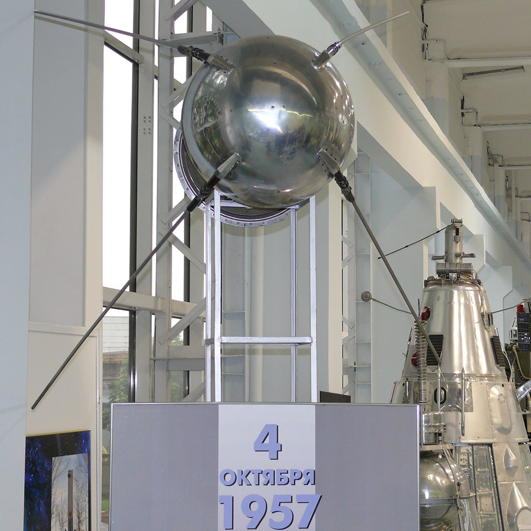 varnishcentral's tweet photo. 4 October, 1975, Sputnik 1 launched. It was the first successful Earth orbiter. Shout out to our planet's shiny first artificial satellite! (Pictured is a model. Nobody survives space looking this good.)
#SpaceHistory #Sputnik1 #ModelSatellite https://t.co/aCElvsfdWH