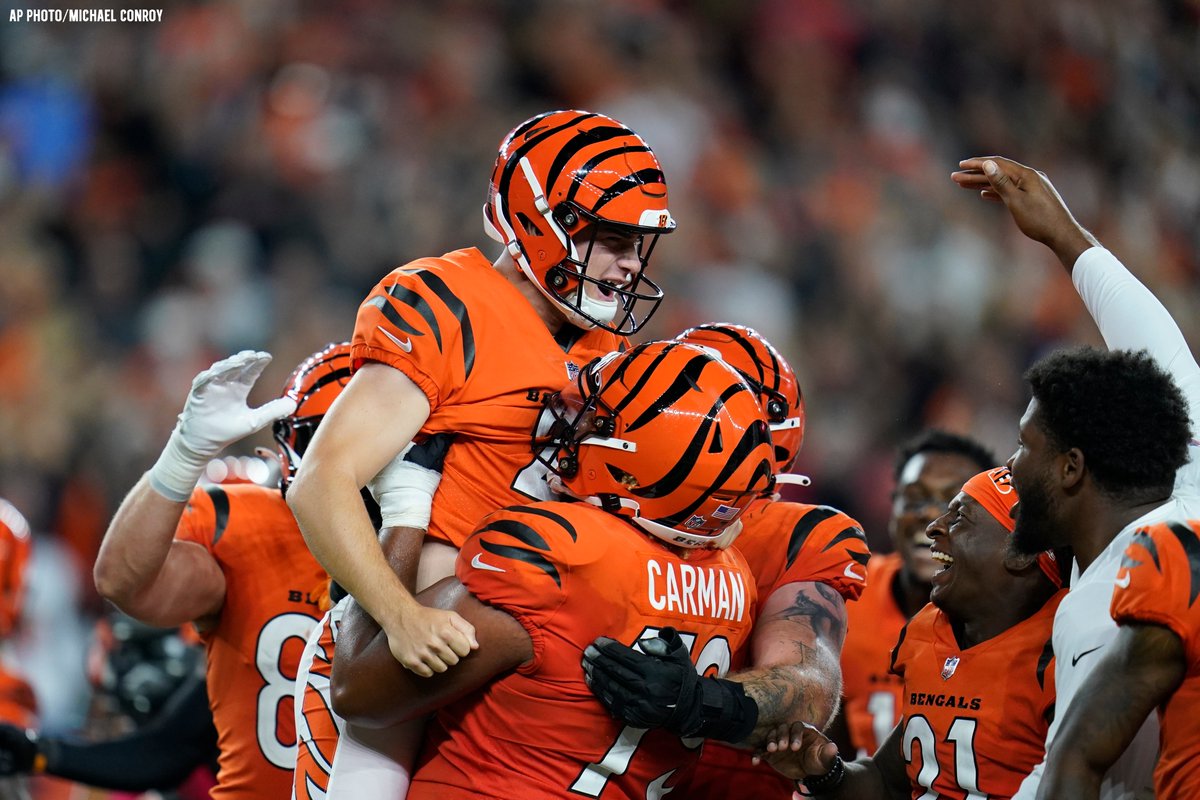 Bengals's tweet photo. Twitter rn ⤵ https://t.co/NHWMJH9HSE