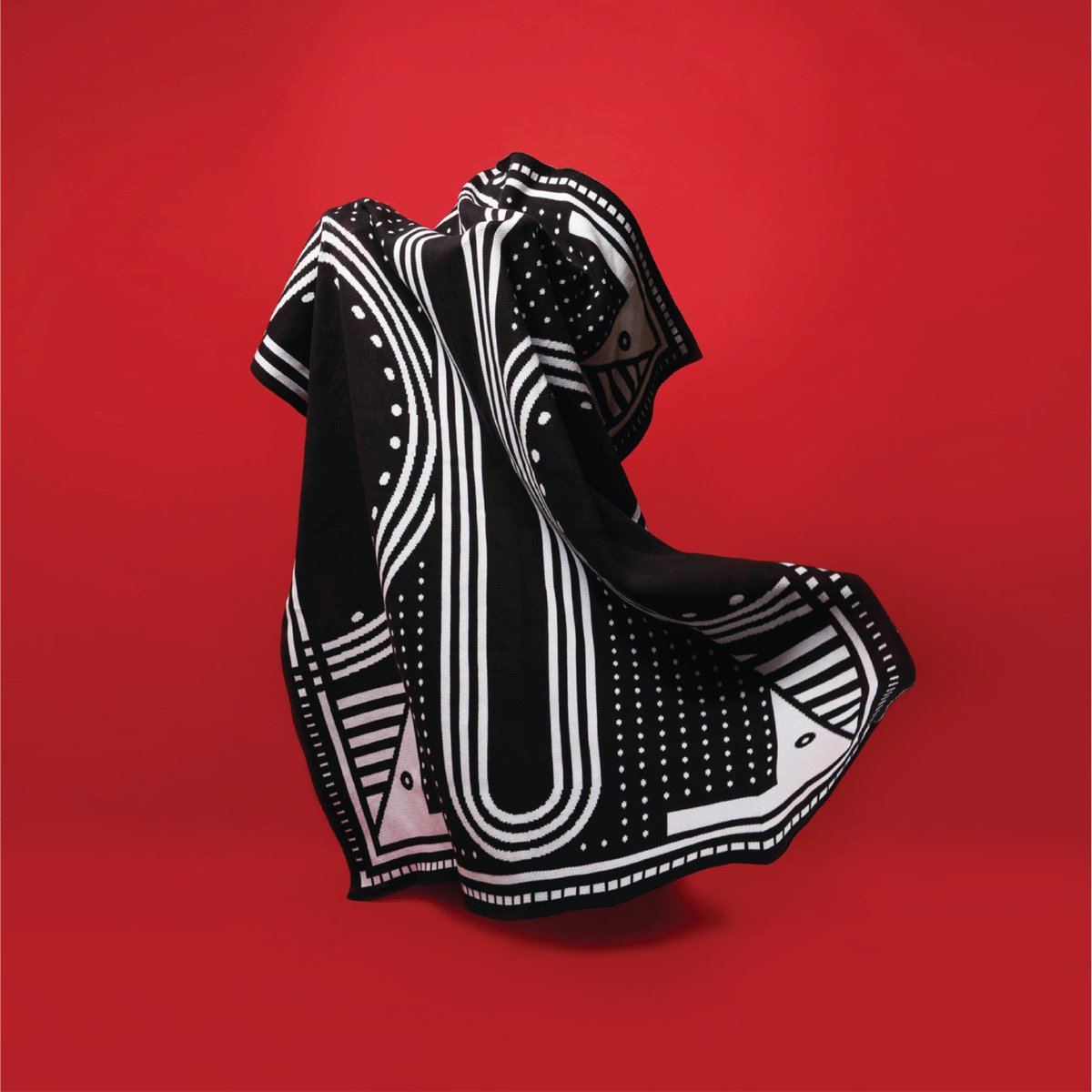 The perfect piece for that downtime you've been waiting for.
#netflixandchill #serverdown #Trending #cuddleup #heritagethrows