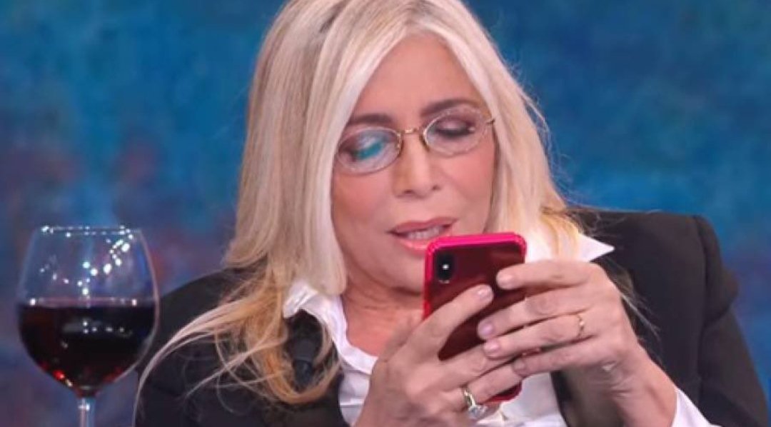 ansialee's tweet photo. mia madre su WhatsApp che scrive alle sue amiche dicendo che WhatsApp non va #whatsappdown https://t.co/UeEuhKNi0b