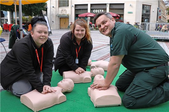 Now that we’re all on Twitter this evening…

Do you know how to do CPR?❤️ 

Take 3 minutes out of your night to watch our video from #RestartAHeartDay2020⬇️ 

youtu.be/b0r_E4KagRo

#SavingLivesTogether #TeamSWASFT #SocialMediaDown