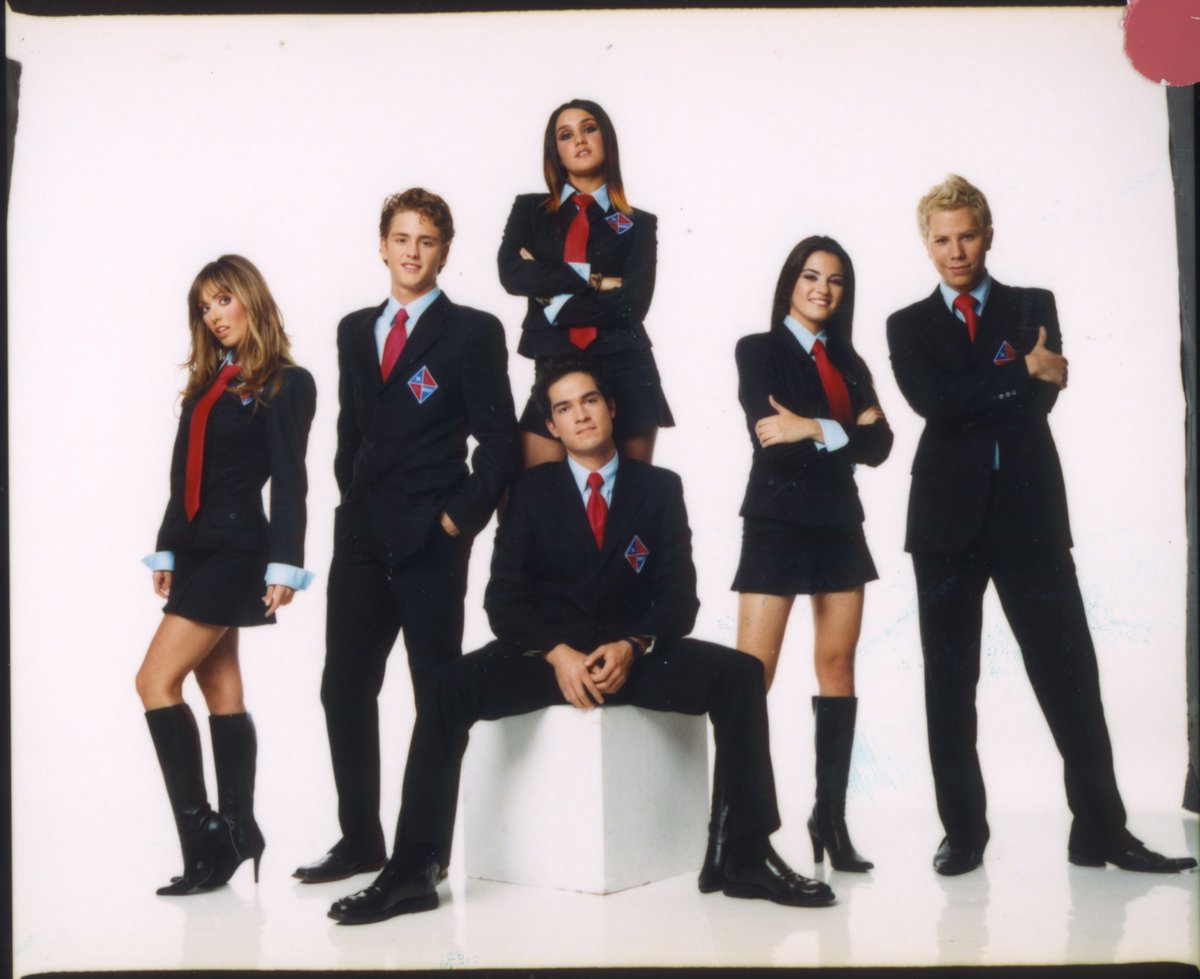 RBD_oficial's tweet photo. ¡Así nos veíamos hace 17 años! 😊📸
@anahi @DulceMaria @christopheruck @maiteperroni @ponchohd @christiancha
#RBD #RBDay #RBD17 #DiaMundialRBD https://t.co/r8T7GycS1K
