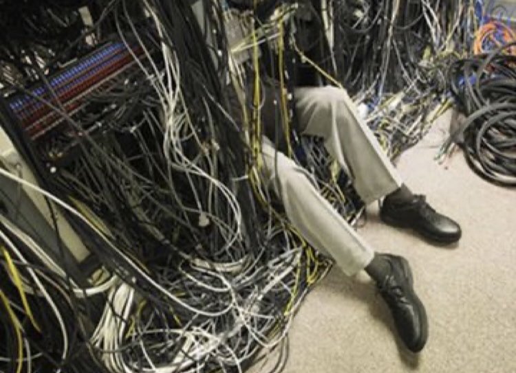 Mark Zuckerberg tratando de arreglar Facebook, Instagram y WhatsApp ahorita :