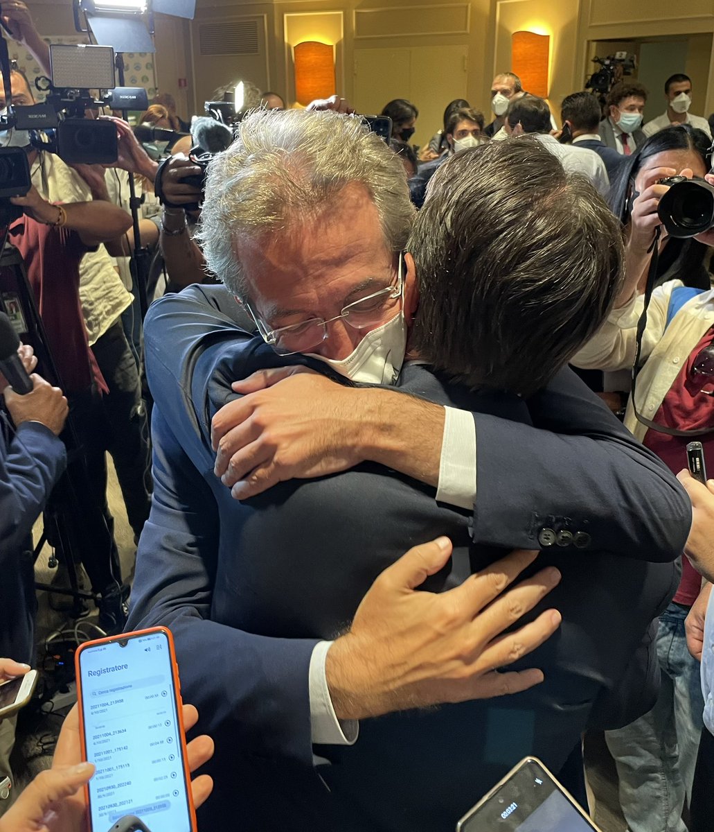 GiuseppeConteIT's tweet image. A #Napoli con Gaetano Manfredi un risultato davvero straordinario. In questo nuovo corso il Movimento 5 Stelle guarda a nuove sinergie sulla base di programmi condivisi e progetti concreti. Buon lavoro al nuovo sindaco @GaeManfredi!