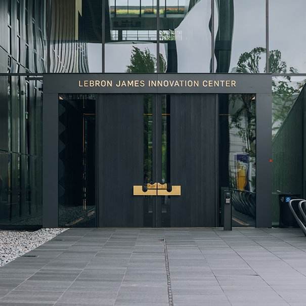 modernhype_'s tweet photo. Nike opens a 750,000-square-foot "LeBron James Innovation Center" at their global headquarters, including an NBA-size court, a soccer field, a track, and more.

Legendary https://t.co/GKrzET1eLD