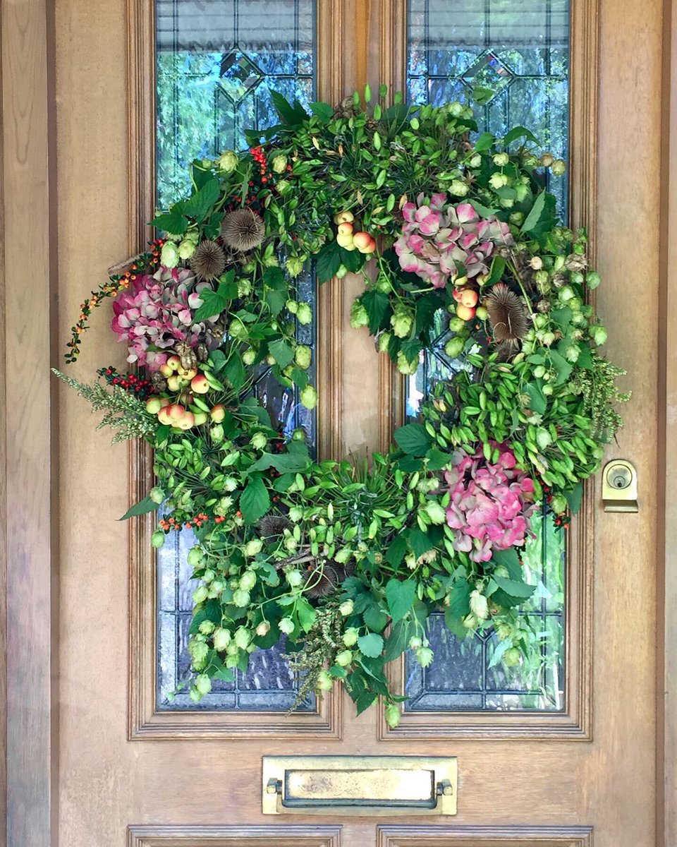 I didn’t want to just chuck my agapanthus seed heads I’d pruned so I wove them into a hazel wreath with hops, fading hydrangea and golden rod flowers, teasels, love in a mist seed heads, cotoneaster and crab apples for a celebration of autumn #GardensHour #HarvestFestival