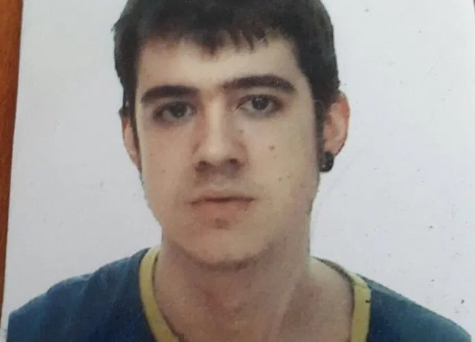 CarlosReynosoKC's tweet photo. ÚLTIMO MOMENTO: Se reporta que este es el individuo encargado de hackear Facebook. Es conocido en la deep web como "Abduzcan" y es sumamente peligroso.

Si tienen información de su paradero, favor de reportar inmediatamente en este tuit. https://t.co/0CQwMjumbb