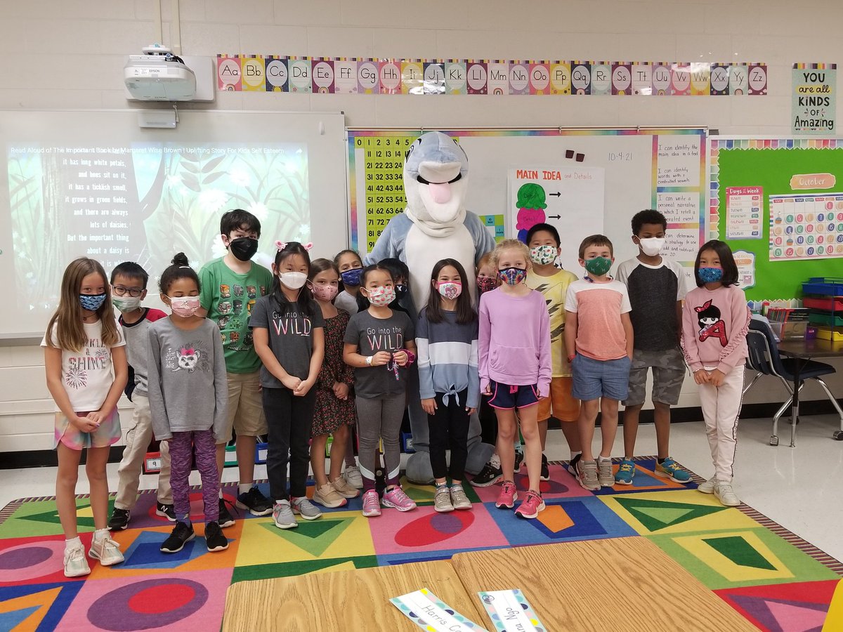 We loved our visit from @dashthedolphin1 today. Thank you <a href="/DolvinPTA/">Dolvin PTA</a> for the awesome books!!! <a href="/DolvinES/">Dolvin ES</a>