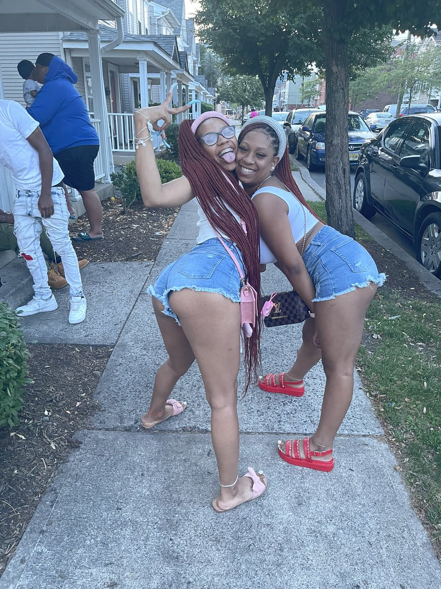 sunnyD_____'s tweet photo. best DUO 🧚🏽‍♀️🖤😘 https://t.co/4IawL4KKPY