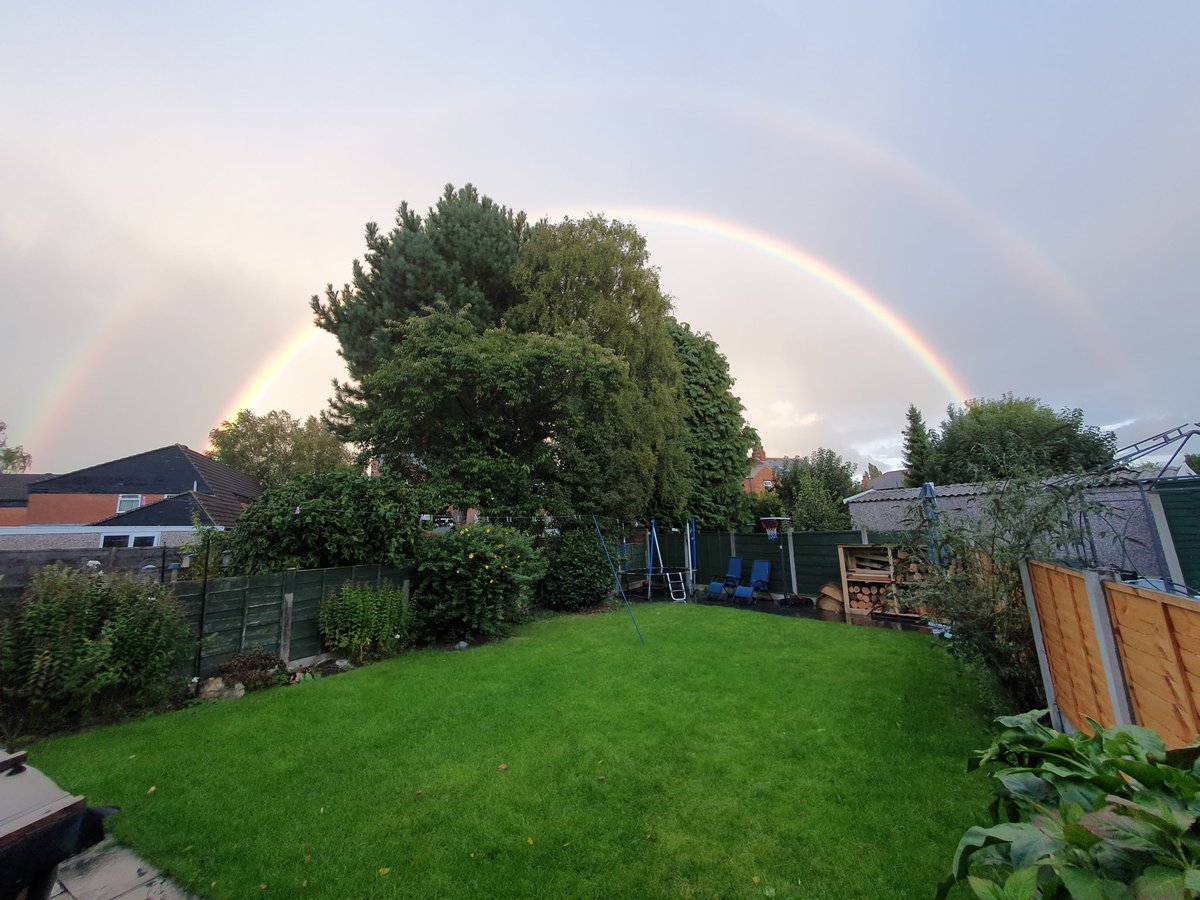 vicrow01's tweet photo. Beautiful rainbow today in Manchester 🌈 #rainbow https://t.co/STTAdF7fhd