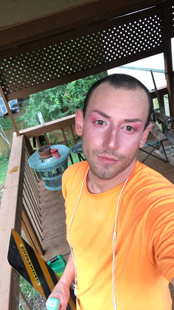 apocratease's tweet photo. Today is a happy day. This is the first time I’m putting makeup on in about a year. #makeup #makeupartist #Beat #Beatmug #Mug4days https://t.co/BHnZkyvehh