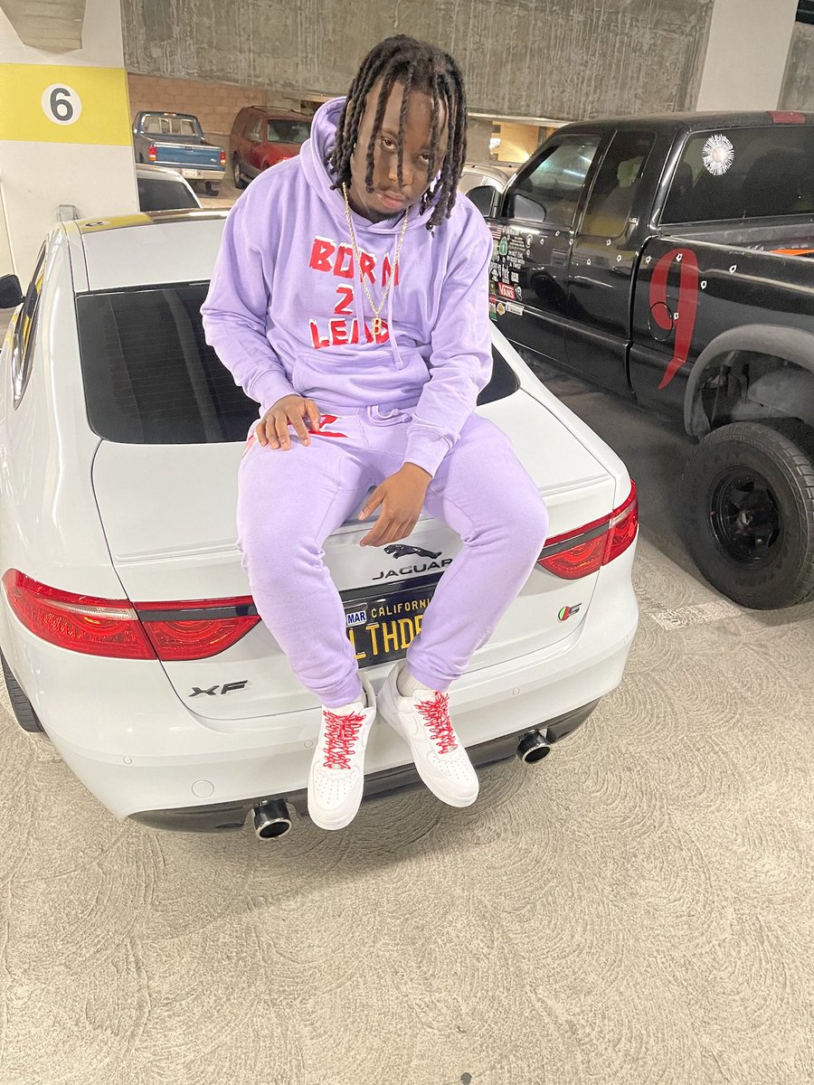 bm22ney's tweet photo. Back on Twitter let me see how y’all life been 💫 #SupportBlackBusiness https://t.co/9yOXHH6ieO