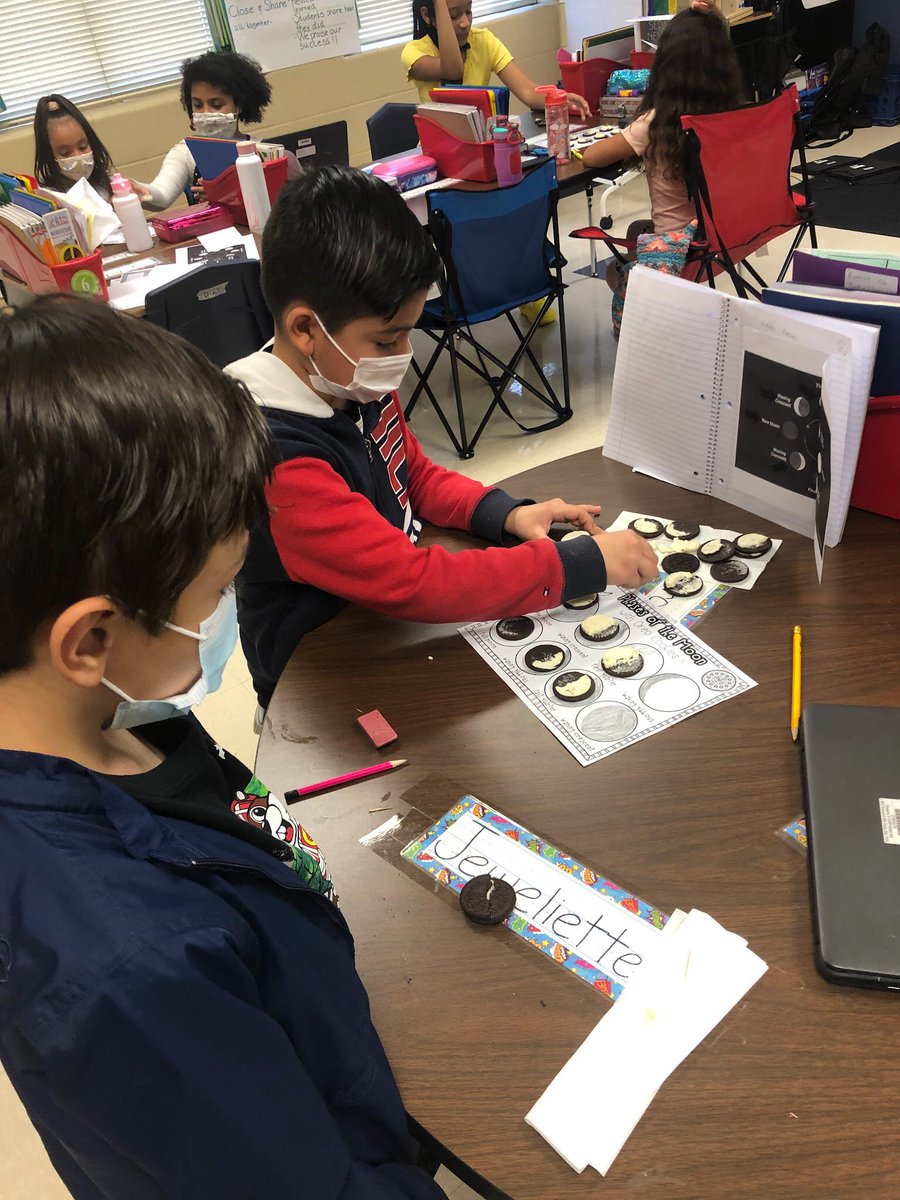 HastyJamal's tweet photo. Students enjoyed learning about moon phases using Oreos 😁 https://t.co/DWyk1eRZz6