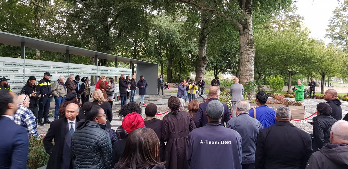 Herdenking van de Bijlmer vliegramp bij de Boom die alles zag! 4 oktober 1992 - 2021. Nu 29 jaar later is het verdriet om de 43 dodelijke slachtoffers nog steeds voelbaar. Al hun namen werden genoemd en dat was een emotioneel moment.