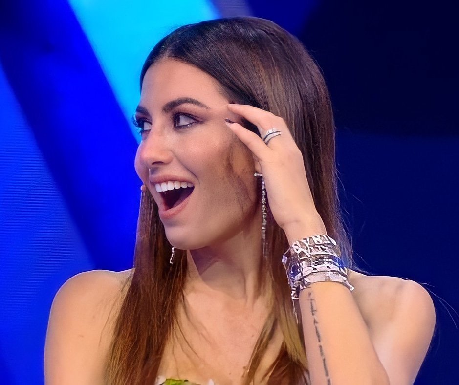 GregoraciL's tweet photo. Persona X che attende si stoppi il down dei social per sentirsi con il fidanzato.
Persona X appartenente al Fandom di #EliGreg che attende si stoppi il down sui social per avere notizie di Eli. 

Sempre più sottone, più di ieri meno di domani 🤣✨ https://t.co/vBrtN5IymH