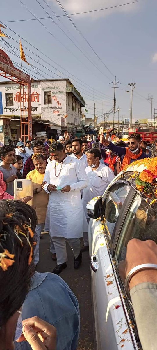 AakashBhalray's tweet photo. पूर्ण विजय संकल्प हमारा, अनथक अविरत साधना,
निसिदिन प्रतिपल चलती आयी राष्ट्र धर्म आराधना। 
आज महादेवगढ़ मंदिर पर भारतीय जनता पार्टी मध्यप्रदेश के यशस्वी प्रभारी मा.श्री मुरलीधर राव जी का स्वागत किया। 
#निमाड़_का_लाल_अशोक_जी_पालीवाल 
#खंडवा #लोकसभा 
@PMuralidharRao @vdsharmabjp https://t.co/nzUfKSZNLy