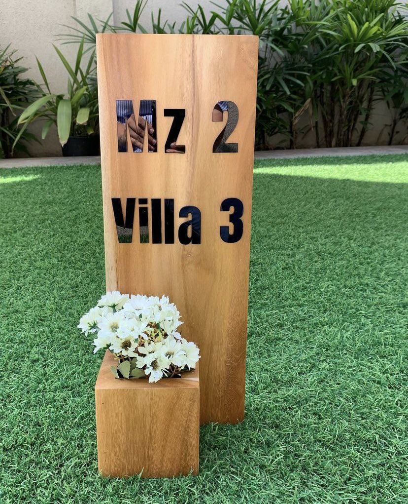 Numeración de teca personalizada 
18x50 cm 
• Incluye flores artificiales 
• Numeración personalizada en acrílico negro 
✨Por el mes de octubre enviamos este ítem sin costo 🙌🚚
✨Interesados llamar al 📲0986587432 
<a href="/CasaRinconEc/">Casa Rincón</a> 
#whatsappdown #facebookdown #RedesSociales