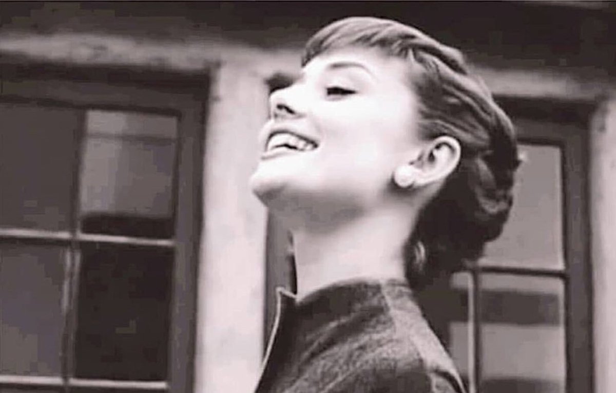 ondeminova's tweet photo. Çünkü sen kendine lazımsın...

"Kimse senin nelerle başa çıkmaya çalıştığını,
neleri yendiğini
yenemediğini
kimlerin yanında olmak istediğini,
nelerin ağrıttığını başını
neler hissettiğini
neler hissetmekten korktuğunu
senden daha iyi bilemez
O yüzden dik yürü hep"
Sabahattin Ali https://t.co/7wqMW3CcRW