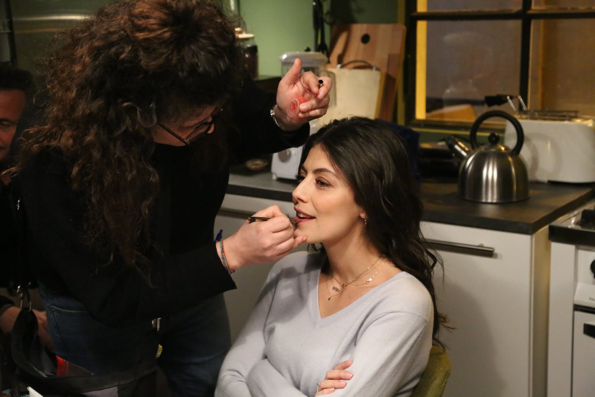 IngegnerCarla's tweet photo. COM'è INTORNO A LORO IN SCENA (qualcuno l'aveva chiesto, once)
Qui AM e #FrancescaAgostini provavano la notte di studio di Alice&amp;Lara, ep2.
Fotografia&amp;regia negli angoli, scenografia al check, truccatrice (Erika❤️) all'opera.
#lallieva3 #BackstageAParole #RepartiMitici
📸P.Bruni https://t.co/GlNqWL6oB0