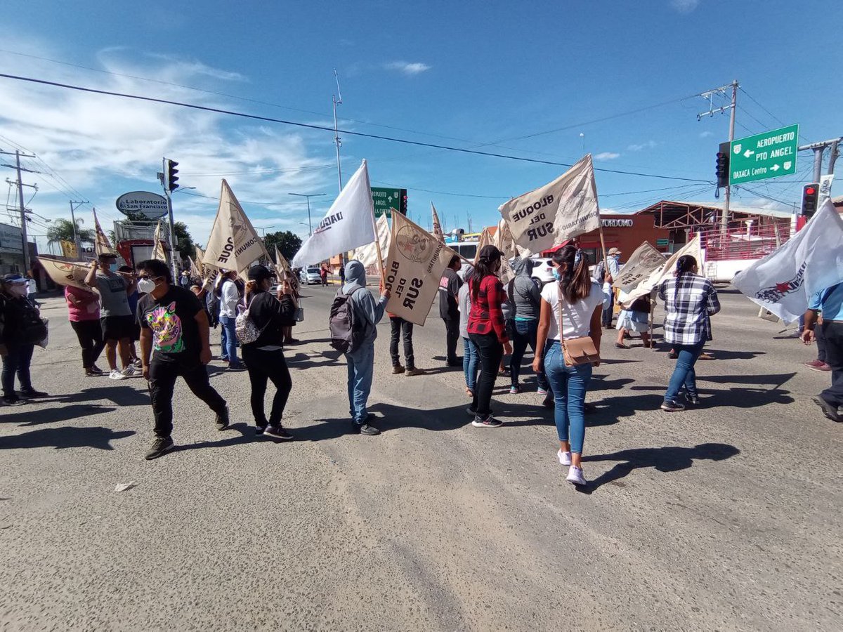 CuartaPlana's tweet photo. #CIPO, la 23 de Octubre y #FPR desquician en los Valles Centrales de #Oaxaca; bloquearon en la Experimental; Realizaron bloqueo en Ciudad Administrativa, Ciudad Judicial y la Fuente de las Ocho Regiones para exigir justicia.

#Enterate #Noticias

https://t.co/waXucR3mE8 https://t.co/llgoWwfZSM