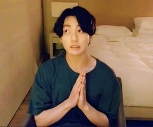 vantelu's tweet photo. BTS alguns apps podem tá fora do ar, porém o Vlive tá pegando perfeitamente viu ? Só avisando caso queira fazer alguma live ... Sei lá https://t.co/gBKHeAYwcv
