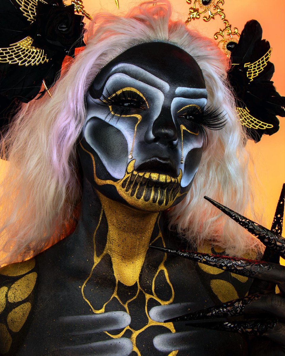 mua_agapi's tweet photo. Spooky season is hier 👻@colourpopcosmetics 
FACE/EYES:
Stone cold
LIPS:
So juicy ( Princes cut @ABHcosmetics @norvina 
FACE:
Loose setting powder ( Translucent ) https://t.co/UgSrYefXlN