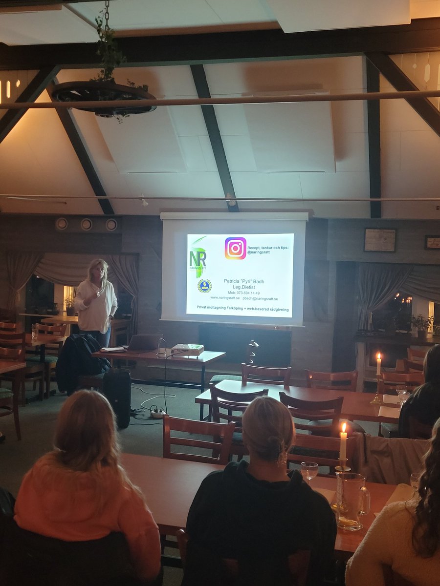 Ikväll vilade vi från fysisk träning och fick istället förmånen att lyssna på Patricia "Pyri" Badh från @naringsratt 
Temat var Kost &amp; Återhämtning för elitidrottare, ett otroligt viktigt ämne att våga prata om, främst inom Dam/Flickidrotten.
En grymt bra kväll 💙👊
#Fifelit