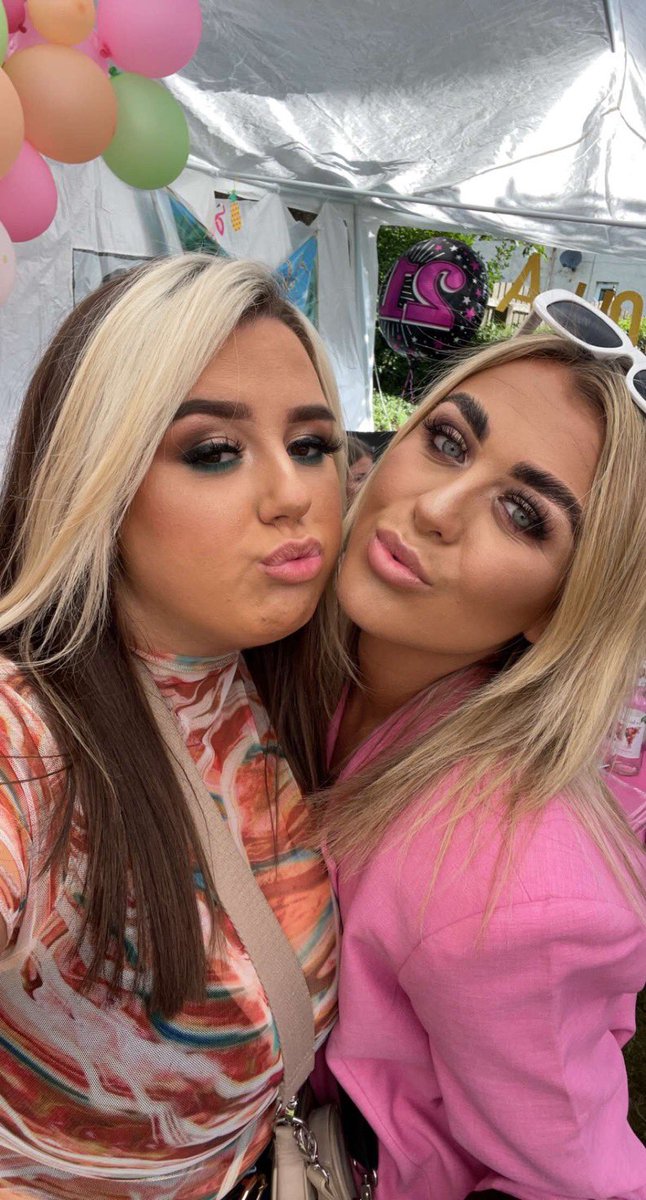 erinmckennna's tweet photo. Happy 21st to this amazing chick!! Hope you've had the best day &amp; send on the celebrations at the weekend, love you forever🖤 @amyboyd0 https://t.co/BnrahaaXlU